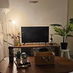 Cozy Mozy 2Br Apartment - Parahyangan Residence